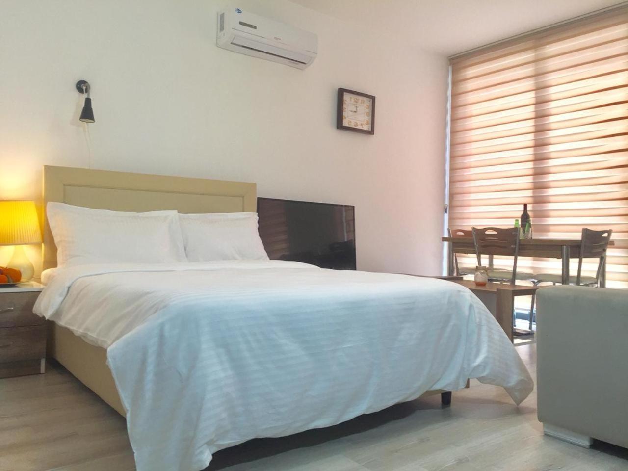 Uptown Holiday App & Pool Daily Rental Contactless Check In & Check Out Famaguszta Szoba fotó